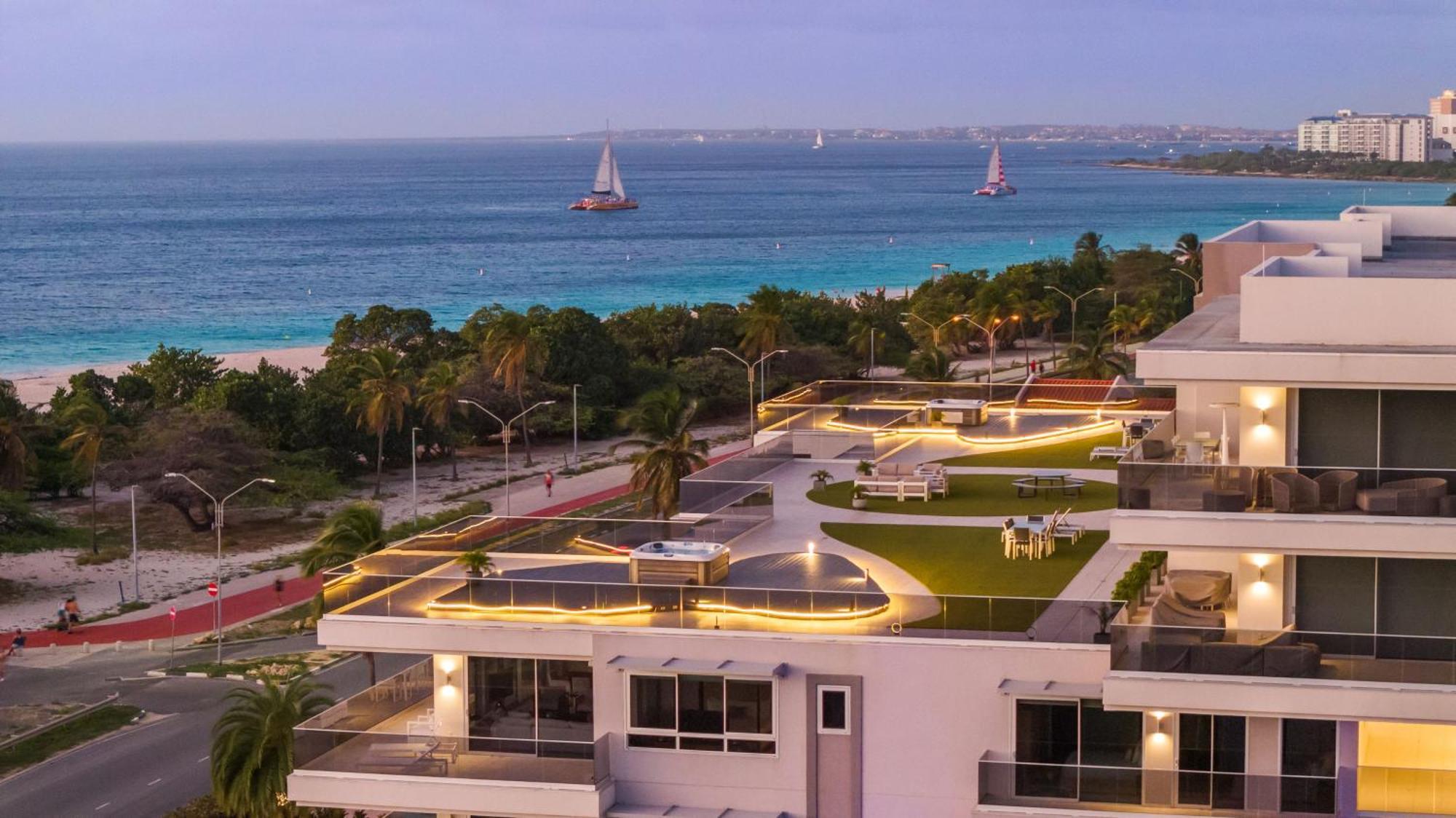 O Condominium Beachfront Residences, By Bocobay Aruba 팜비치 외부 사진
