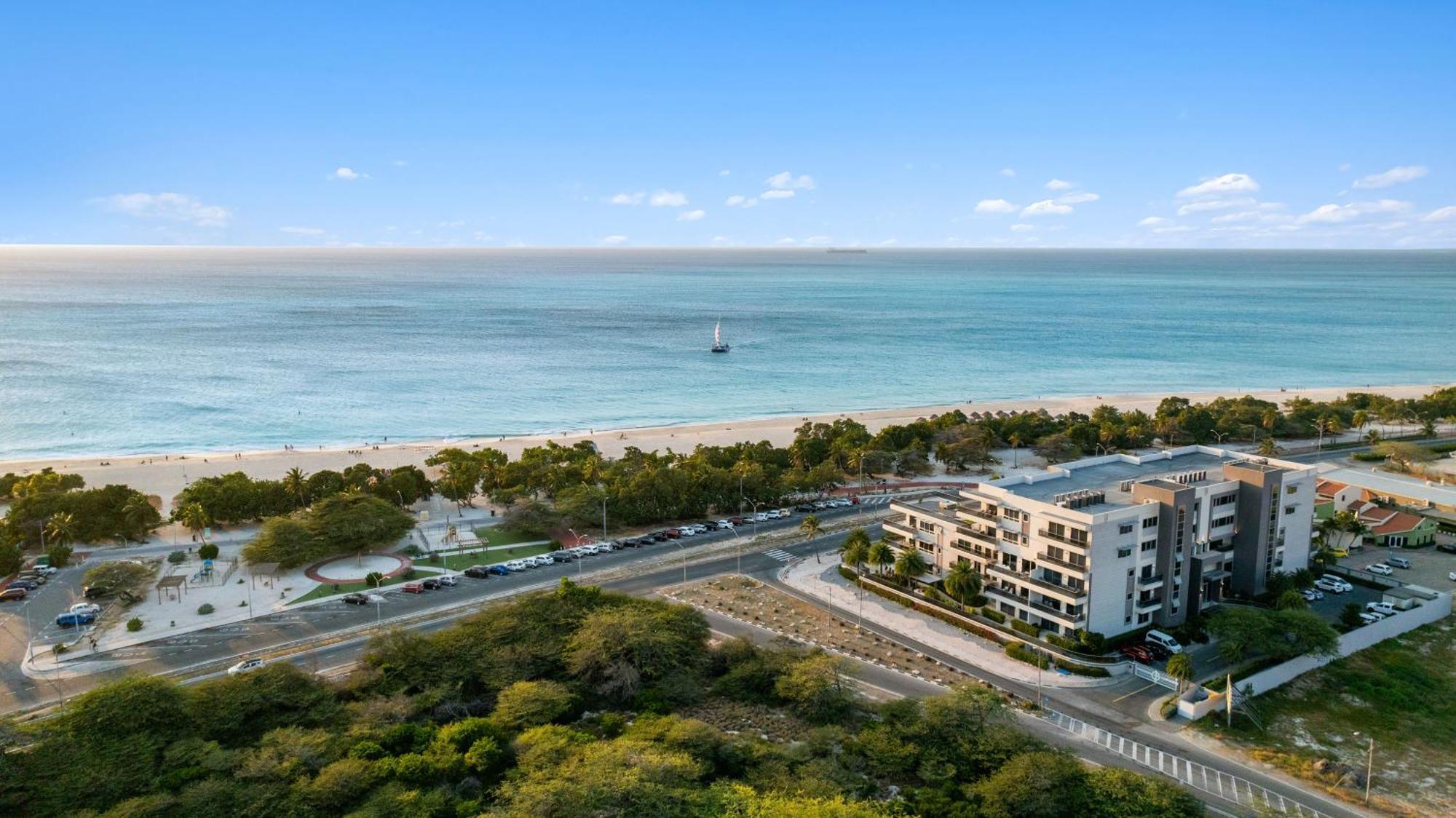 O Condominium Beachfront Residences, By Bocobay Aruba 팜비치 외부 사진